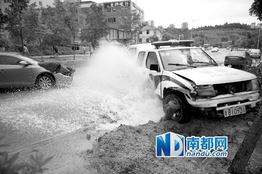 昨日，龍華金龍路，男子開(kāi)走警車，后撞上消防栓停下，警車車頭受損。