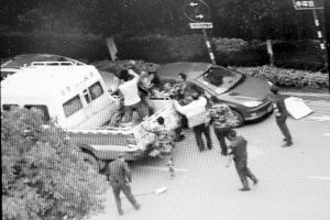 沖突現(xiàn)場，協(xié)管員揮拳打向女商販 視頻截圖