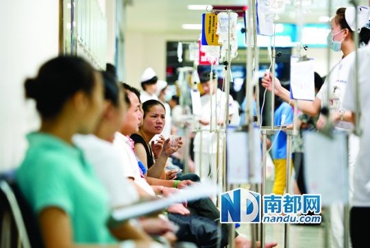 醫(yī)院走道坐滿了打吊針的員工。