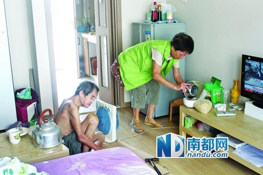 居民徐阿姨去看望何譚送老人，并送去熱湯