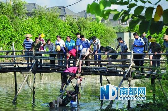 救援人員合力打撈起落水女孩，后經(jīng)醫(yī)護(hù)人員確認(rèn)已經(jīng)死亡。受訪者供圖