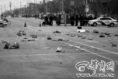 2014年1月6日，在蒲城縣迎賓路，警方在案發(fā)現(xiàn)場(chǎng)路面劃分了86個(gè)方格，提取現(xiàn)場(chǎng)遺留爆炸物品進(jìn)行取證