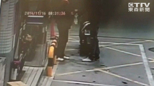 監(jiān)視器拍下男子騎車到加油站買由。圖自東森新聞