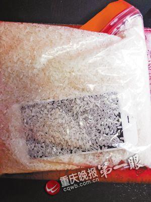 落水后，把手機放進大米里吸水
