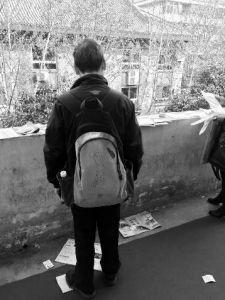 “娃在湖南上大學(xué)，馬上就要畢業(yè)了，所以我經(jīng)常在網(wǎng)上瀏覽咸陽(yáng)、西安的招聘信息，想讓他畢業(yè)后留在我和他媽身邊……”3月14日，秦都區(qū)人才交流中心在區(qū)政府二樓舉辦招聘會(huì)，一名50多歲的“求職者”吸引了不少人的目光。據(jù)悉，此次招聘會(huì)共有市內(nèi)外112家企業(yè)參加，提供就業(yè)崗位3200個(gè)。