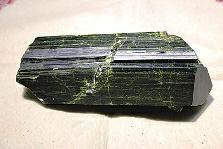 近日，商南縣奇石愛好者潘某在青山鎮(zhèn)鐵礦開采區(qū)發(fā)現(xiàn)一塊疑似綠簾石，有待相關(guān)專家和權(quán)威機(jī)構(gòu)認(rèn)定。