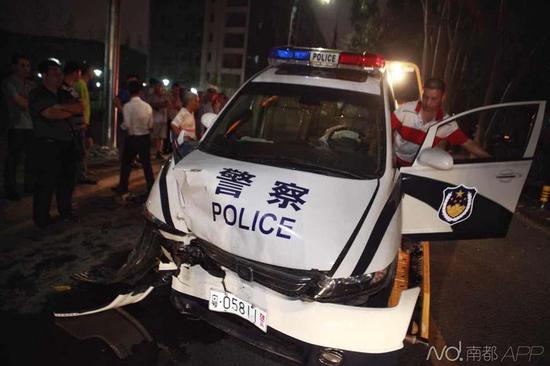 南都記者昨晚趕到現(xiàn)場(chǎng)時(shí)，交警及保險(xiǎn)公司已經(jīng)在處理事故，現(xiàn)場(chǎng)有很多圍觀者。