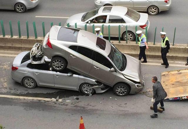交警正在將兩車分開。