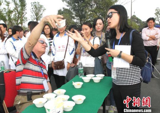 圖為外國(guó)友人品嘗揚(yáng)州炒飯?！〈藜衙鳌z