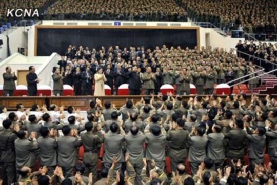 朝中社報(bào)道，朝鮮最高領(lǐng)導(dǎo)人金正恩10月29日攜夫人李雪主出席并觀看了紀(jì)念金日成軍事綜合大學(xué)建校60周年牡丹峰樂(lè)團(tuán)演出。圖片來(lái)源：朝中社