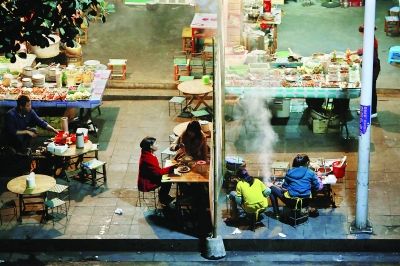 那邦鎮(zhèn)以往熱鬧的夜市，因?yàn)橹芯掃吘车膽?zhàn)亂，而變得冷冷清清 特派記者 賈代騰飛 攝
