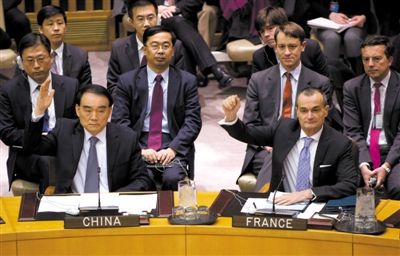 1月22日，紐約，中國常駐聯(lián)合國代表李保東舉手贊成通過對朝鮮制裁決議。