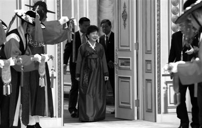 2月25日，韓國首爾，韓國首位女總統(tǒng)樸槿惠身著傳統(tǒng)韓服出席晚宴。