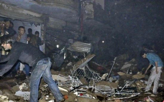 3月3日，在巴基斯坦南部城市卡拉奇，救援人員在爆炸現(xiàn)場工作。