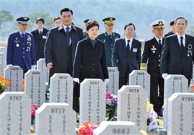 26日，韓國總統(tǒng)樸槿惠參加“天安”艦事件3周年紀念活動，悼念在事件中身亡的韓國士兵。