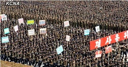 大會結(jié)束后，與會群眾舉行示威游行。