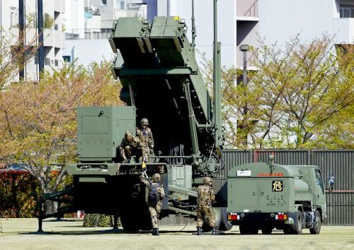 9日，日本自衛(wèi)隊為應(yīng)對朝鮮導彈威脅，在東京防衛(wèi)省總部設(shè)置“愛國者3”型導彈發(fā)射裝置。