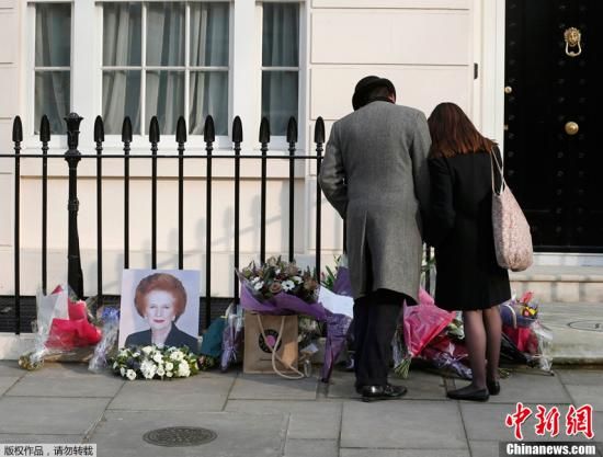 當(dāng)?shù)貢r(shí)間2013年4月8日，英國(guó)倫敦，民眾在英國(guó)前首相撒切爾夫人位于倫敦的住所前進(jìn)行悼念活動(dòng)。