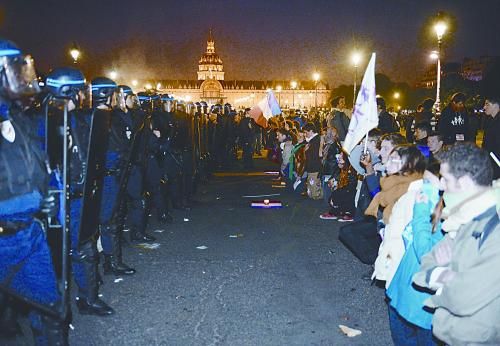 26日，法國反同性戀者與警察形成對峙之勢。
