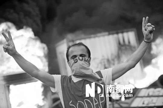 5月31日，土耳其示威者在伊斯坦布爾市中心的塔克西姆廣場抗議政府拆除加濟公園的計劃。