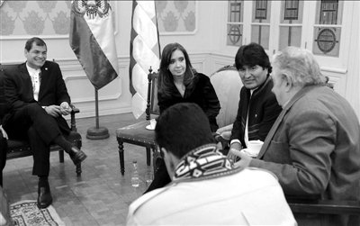 7月4日，科雷亞、克里斯蒂娜、莫拉萊斯、穆?？榜R杜羅（左起順時針方向）參加會議。新華社發(fā)