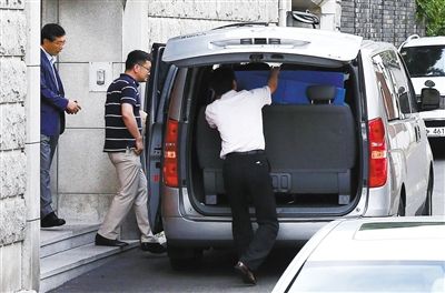 16日,為追征前總統(tǒng)全斗煥的非法資金,韓國檢察廳搜查其住宅和家族企業(yè)。 16日,為追征前總統(tǒng)全斗煥的非法資金,韓國檢察廳搜查其住宅和家族企業(yè)。