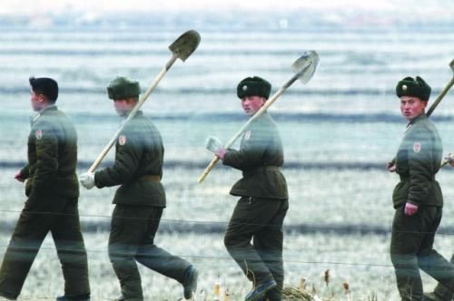 朝軍士兵前往田地支援地方建設。
