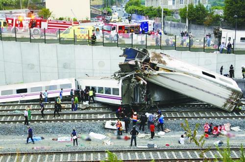 當(dāng)?shù)貢r(shí)間24日晚，西班牙一列火車在圣地亞哥-德孔波斯特拉附近脫軌，造成至少78人死亡、上百人受傷。