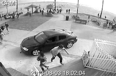 監(jiān)控錄像截屏圖：3日，美國(guó)洛杉磯市，一輛汽車沖進(jìn)威尼斯海灘棧道上的人群。圖/東方IC