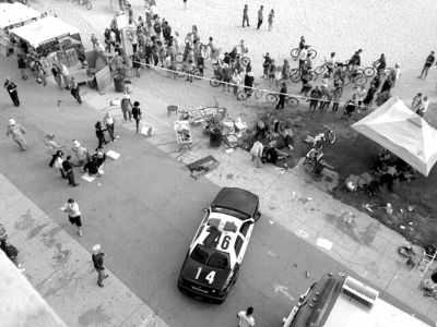 3日，美國(guó)洛杉磯，威尼斯海灘上血跡斑斑，警方正在調(diào)查。圖/東方IC