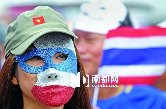 4日，一名泰國反政府人士頭戴面具在首都曼谷參加集會(huì)。