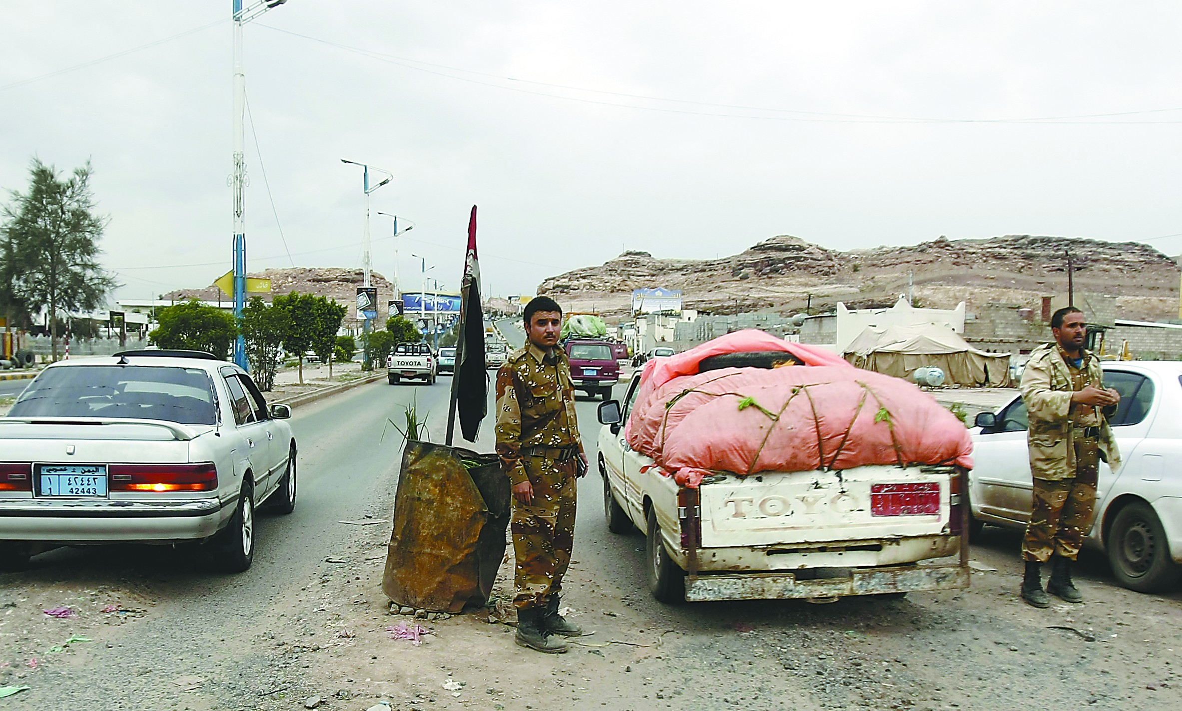 當(dāng)?shù)貢r間4日，在也門首都薩那，安全人員在通往美國大使館的路上設(shè)置檢查站檢查過往車輛。