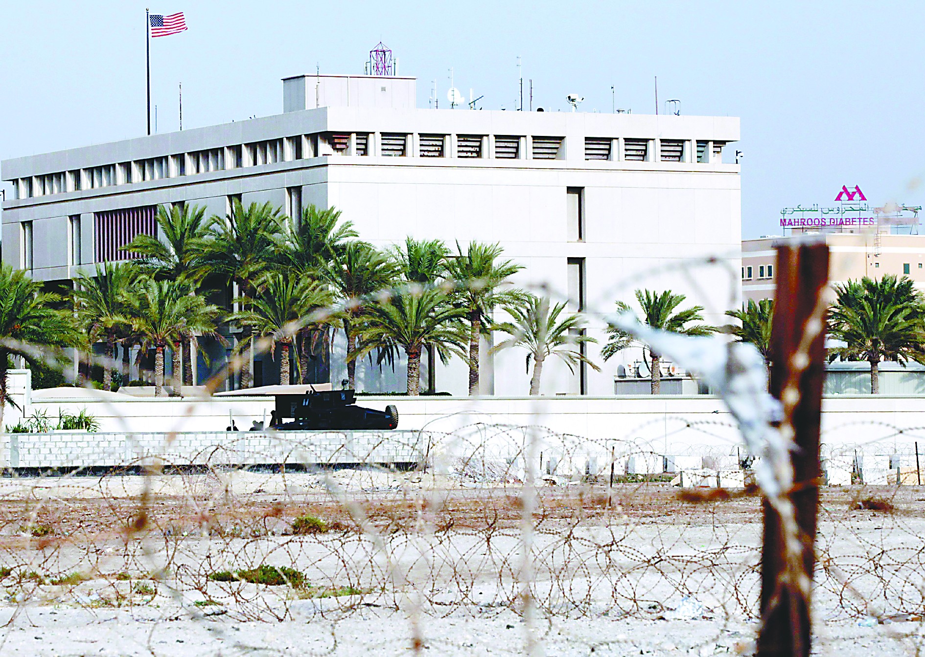 當(dāng)?shù)貢r間4日，在也門首都薩那，安全人員在通往美國大使館的路上設(shè)置檢查站檢查過往車輛。