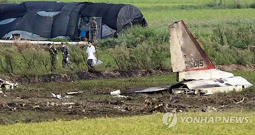 當?shù)貢r間28日下午2時8分許，韓國一架空軍教練機T-50在全羅南道光州市西區(qū)細荷洞農(nóng)田墜毀。
