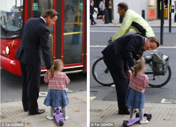 英國(guó)首相卡梅倫步行送女兒上幼兒園。