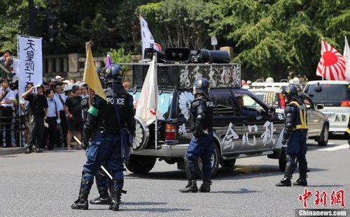 現(xiàn)場10多名日本警察身穿防暴制服，嚴(yán)防右翼份子鬧事。