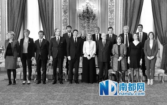 2月22日，在意大利羅馬總統(tǒng)府，新任總理馬泰奧·倫齊(前左五)與總統(tǒng)納波利塔諾(前右四)及新內(nèi)閣成員