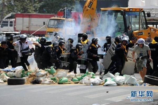 當(dāng)?shù)貢r(shí)間2月18日，泰國曼谷警方與示威者發(fā)生沖突。