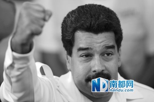 委內(nèi)瑞拉總統(tǒng)馬杜羅向支持者致意。