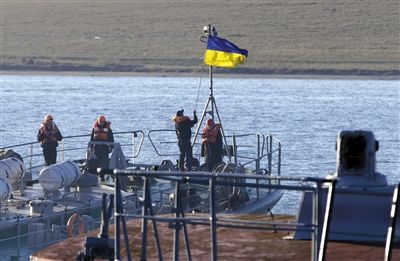當(dāng)?shù)貢r間2014年3月21日，克里米亞塞瓦斯托波爾，烏克蘭海軍登陸艦。