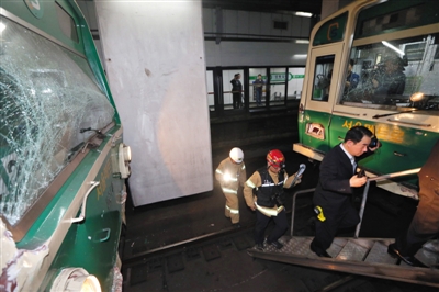 5月2日，韓國(guó)首爾，首爾2號(hào)線地鐵去往蠶室方向的一趟列車在上往十里站撞上了一趟?？吭谡緝?nèi)的列車。