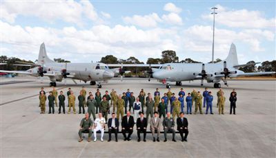 4月29日，參與搜尋馬航失聯(lián)客機的多國軍人和軍機在珀斯皮爾斯空軍基地合影。5月1日，馬航宣布搜尋進入新階段，重點將借助不同技術(shù)擴大海底搜尋。