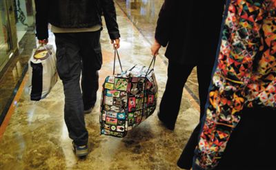 5月2日，馬航乘客家屬離開麗都飯店。當日，麗都飯店二層家屬區(qū)正式關(guān)閉，大部分家屬返鄉(xiāng)。