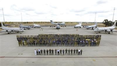 4月29日，澳大利亞珀斯，馬航MH370空中搜索正式結(jié)束，參與搜索的多國部隊在離開前留影紀(jì)念。