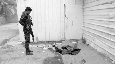 7月13日，伊拉克巴格達，警察在發(fā)生槍殺案的現(xiàn)場勘察。