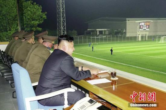 資料圖:今年5月,金正恩觀看體育賽事。