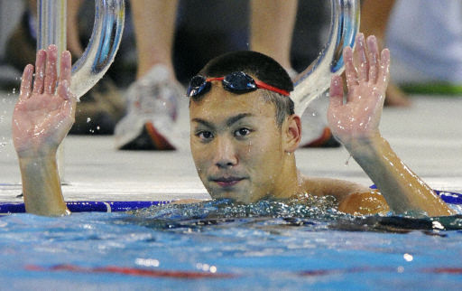 日本著名的游泳選手富田尚彌25歲在參加仁川亞運(yùn)會(huì)期間，偷盜了韓國記者的照相機(jī)。