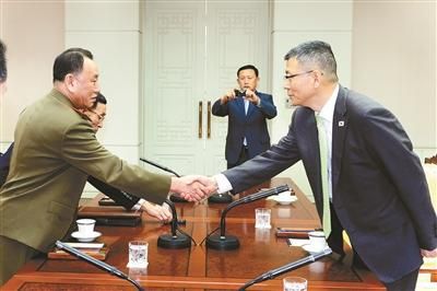10月15日，韓國國防部國防政策室室長柳濟升和朝鮮人民武裝力量部偵查總局局長金英哲分別率團出席板門店