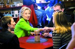 在宣傳片中，希拉里熱情地與三名“普通美國(guó)人”交談。