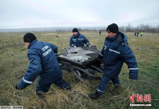 當?shù)貢r間2014年11月16日，烏克蘭頓涅茨克地區(qū)，墜毀MH17飛機殘骸收集工作進行中。